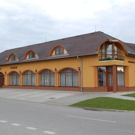 Eder Bed & Breakfast Nesvady Екстериор снимка