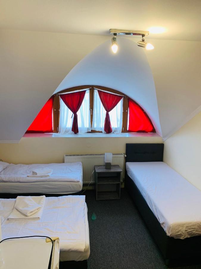 Eder Bed & Breakfast Nesvady Екстериор снимка