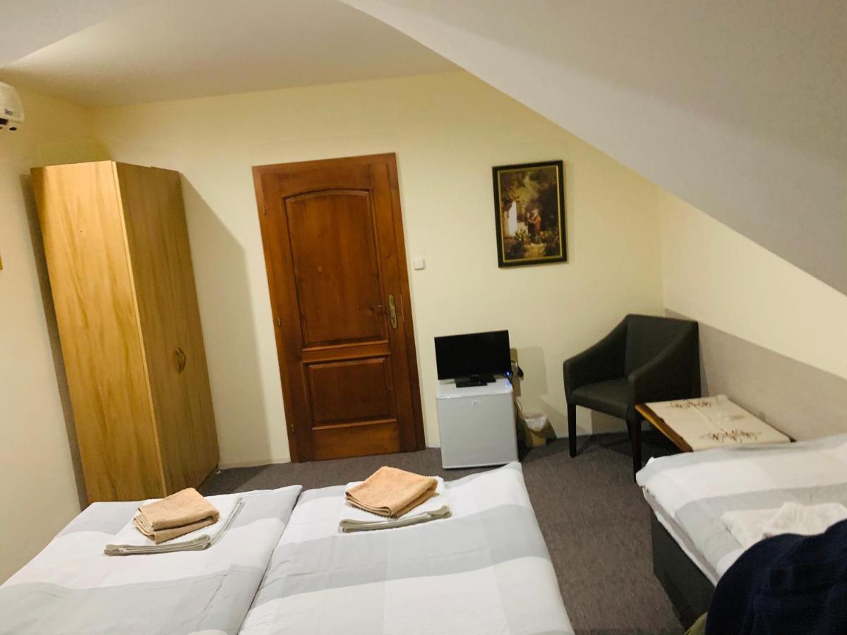 Eder Bed & Breakfast Nesvady Екстериор снимка