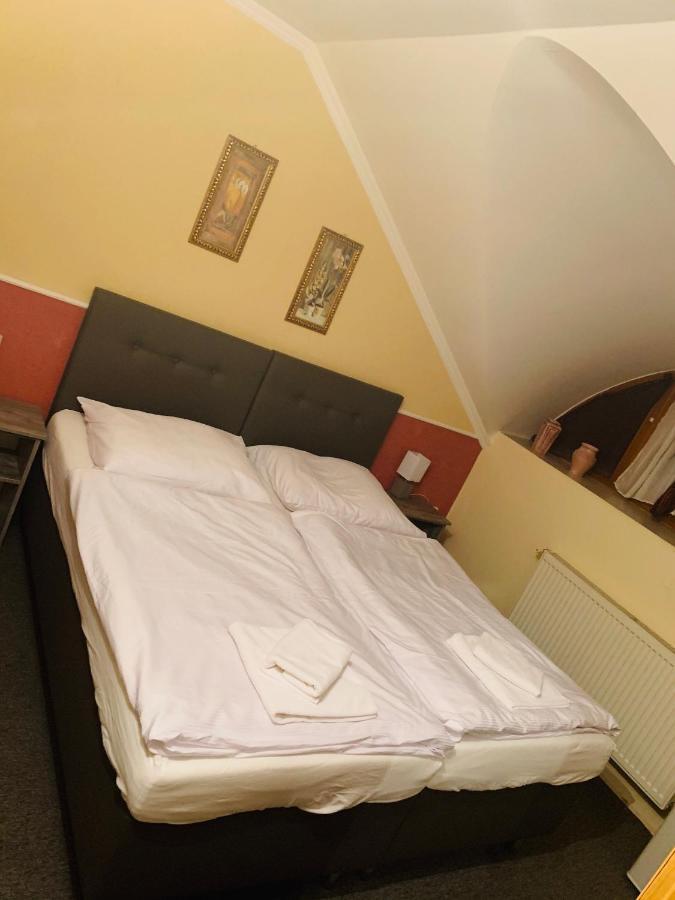 Eder Bed & Breakfast Nesvady Екстериор снимка